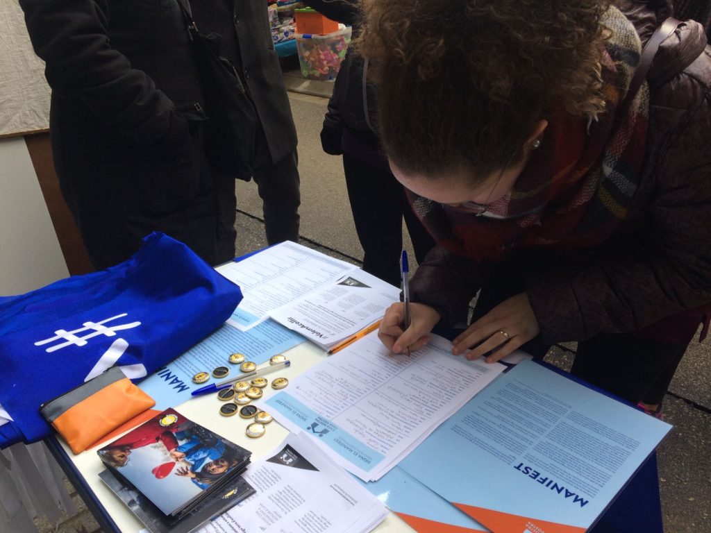 Recollida de signatures per l'acollida dels refugiats. (Foto: La Conca terra d'acollida)