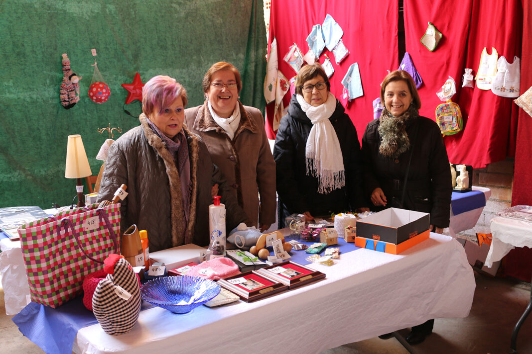 Voluntàries de Càritas, a la Tómbola de la Fira (Foto: Xavier Lozano)