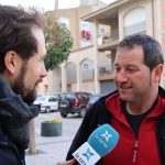 Entrevistes als oïents de l’EFMR, pels carrers de l’Espluga. (Foto: Gerard Bosch)