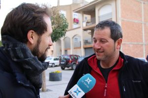 Entrevistes als oïents de l'EFMR, pels carrers de l'Espluga. (Foto: Gerard Bosch)