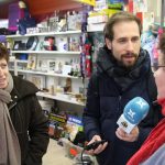 Entrevistes als oïents de l’EFMR, pels carrers de l’Espluga. (Foto: Gerard Bosch)