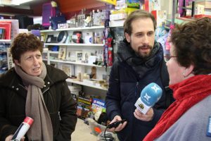 Entrevistes als oïents de l'EFMR, pels carrers de l'Espluga. (Foto: Gerard Bosch)