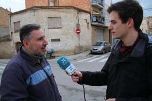 Entrevistes als oïents de l'EFMR, pels carrers de l'Espluga. (Foto: Xavier Lozano)