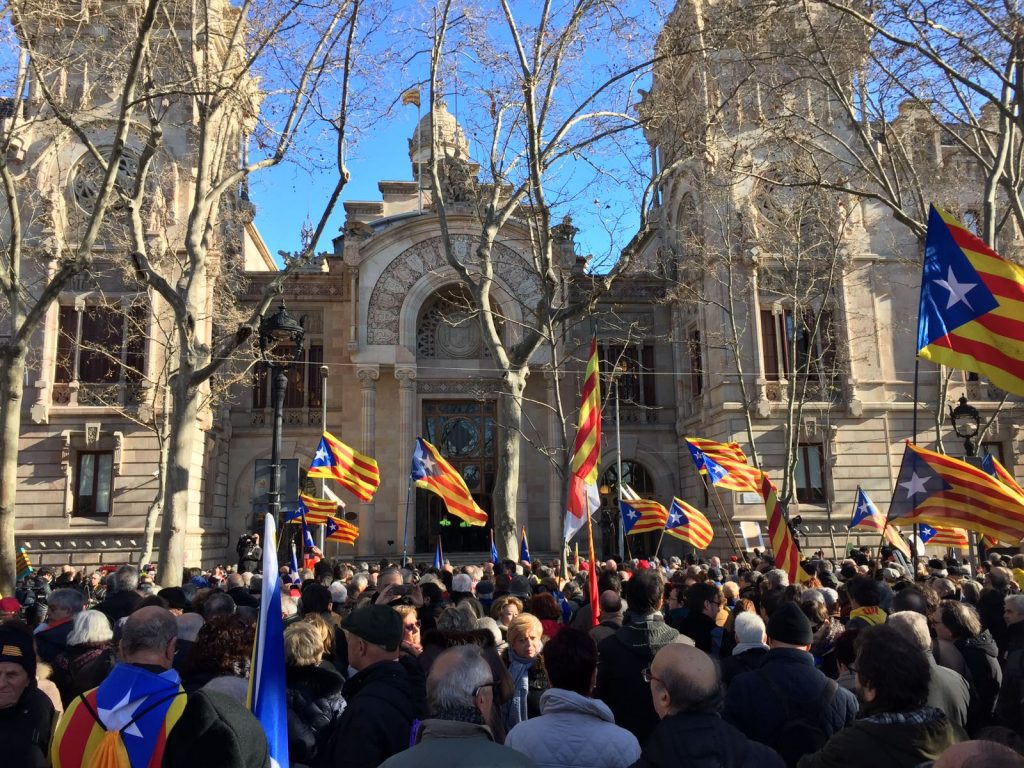 Els espluguins, davant la façana del TSJC. (Foto: Antoni Sabaté)