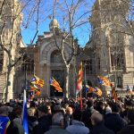 Els espluguins, davant la façana del TSJC. (Foto: Antoni Sabaté)