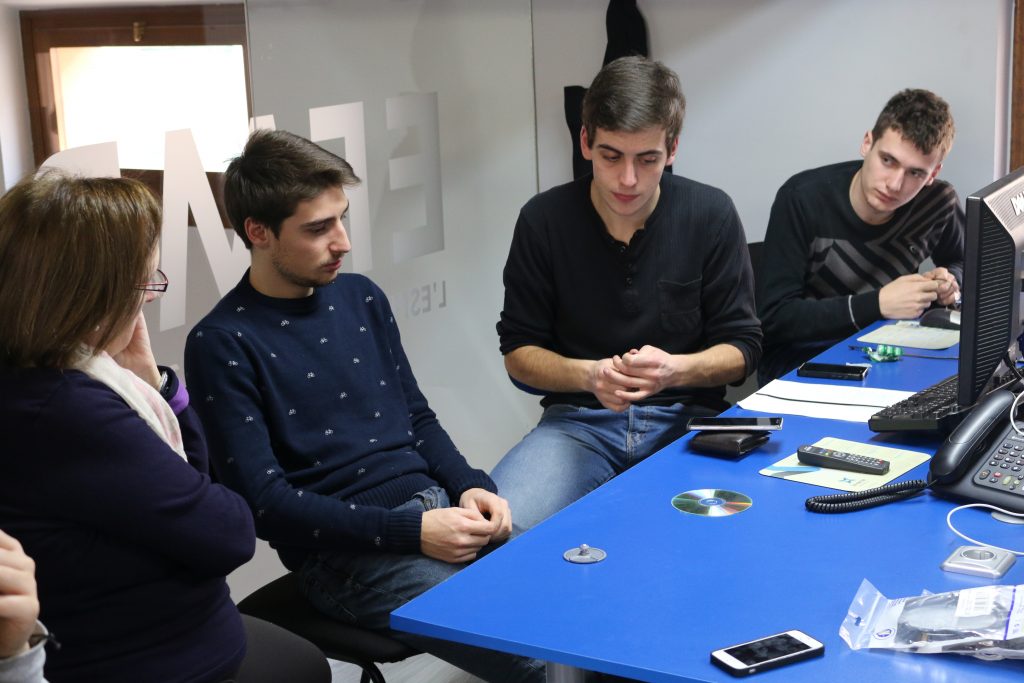 Membres de l'Espluga Audiovisual, preparant la seva participació a l'Espluga FM Ràdio. (Foto: Xavier Lozano)