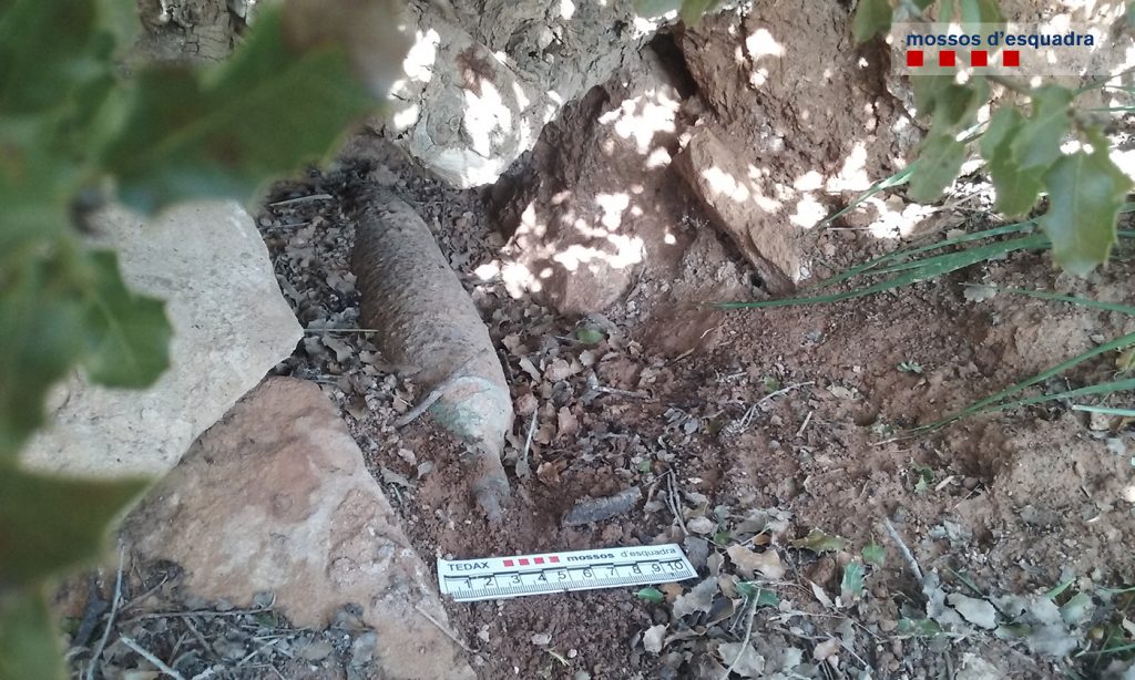 El projectil trobat en un marge de Blancafort (Foto: Mossos d'Esquadra)