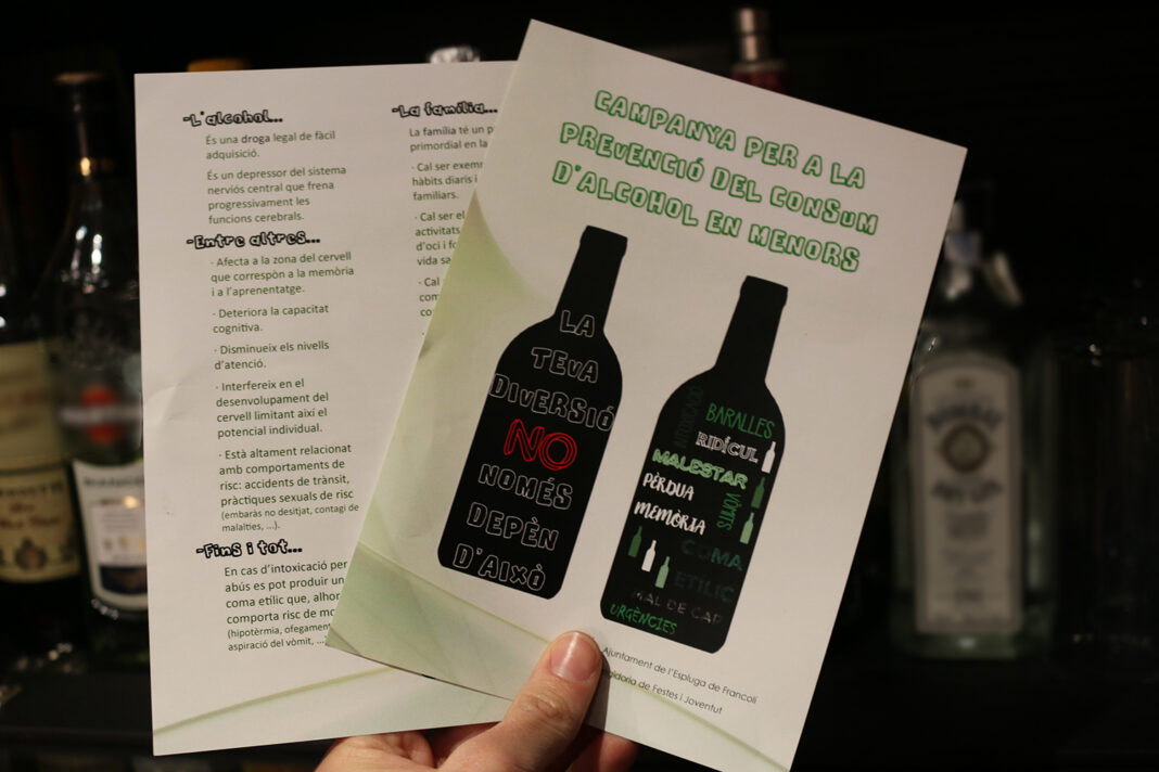 El full informatiu de la campanya de prevenció del consum d'alcohol entre menors. (Foto: Xavier Lozano)