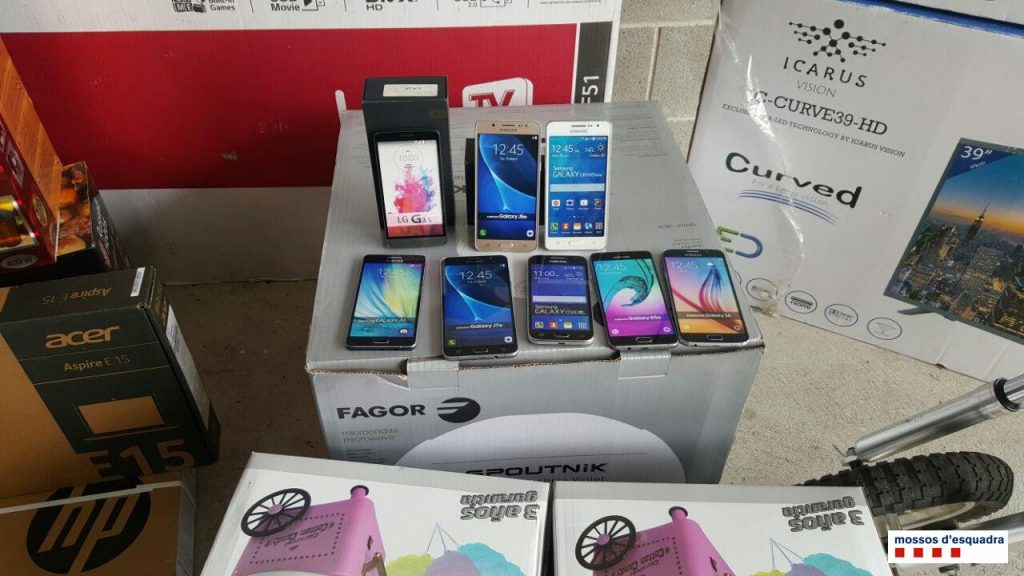 Els telèfons falsos que servien com a reclam per l'estafa. (Foto: Mossos d'Esquadra)
