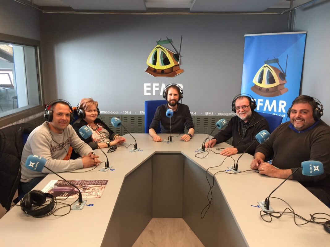 Representants de la Parròquia, la Confraria i els Armats, a l'Espluga FM Ràdio. (Foto: Marc Roca)