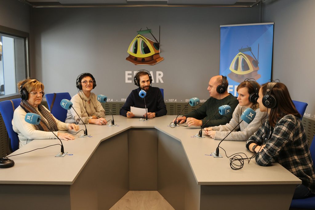 La tertúlia d'entitats al primer programa de La Plaça a l'Espluga FM Ràdio. (Foto: Cristian Sagastibelza)
