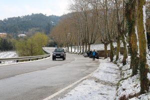 Els curiosos s'han desplaçat per veure els paisatges nevats. (Foto: Ferran Lozano)