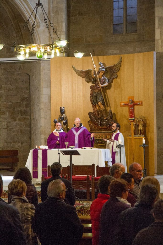 L'eucaristia dedicada a Mn. Ramon Muntanyola, amb la participació del diaca. (Foto: Cedida)