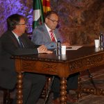 Antoni Carreras amb l’alcalde David Rovira a l’acte de lliurament de la Medalla de l’Espluga. (Foto: Xavier Lozano)