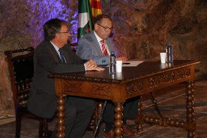 Antoni Carreras amb l'alcalde David Rovira a l'acte de lliurament de la Medalla de l'Espluga. (Foto: Xavier Lozano)