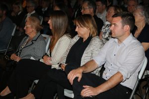 La família d'Antoni Carreras, durant l'acte de lliurament de la Medalla de la Vila. (Foto: Xavier Lozano)