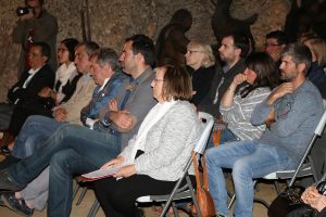 Autoritats i amics d'Antoni Carreras, durant l'acte de lliurament de la Medalla de la Vila. (Foto: Xavier Lozano)