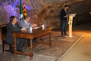 Antoni Carreras amb l'alcalde David Rovira a l'acte de lliurament de la Medalla de l'Espluga. (Foto: Xavier Lozano)