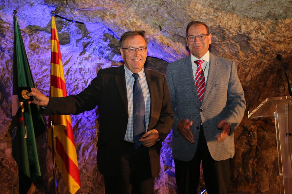 Antoni Carreras amb l'alcalde David Rovira a l'acte de lliurament de la Medalla de l'Espluga. (Foto: Xavier Lozano)