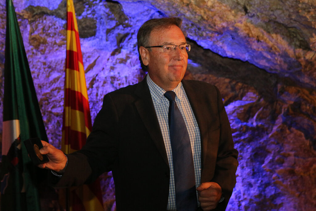 Antoni Carreras, amb la Medalla de la Vila de l'Espluga. (Foto: Xavier Lozano)