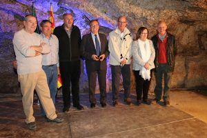 Antoni Carreras amb el seu equip del Centre d'Estudis Locals, durant l'acte de lliurament de la Medalla de l'Espluga. (Foto: Xavier Lozano)