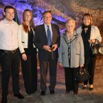 Antoni Carreras amb la seva família, durant l’acte de lliurament de la Medalla de l’Espluga. (Foto: Xavier Lozano)