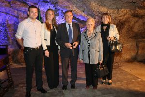 Antoni Carreras amb la seva família, durant l'acte de lliurament de la Medalla de l'Espluga. (Foto: Xavier Lozano)