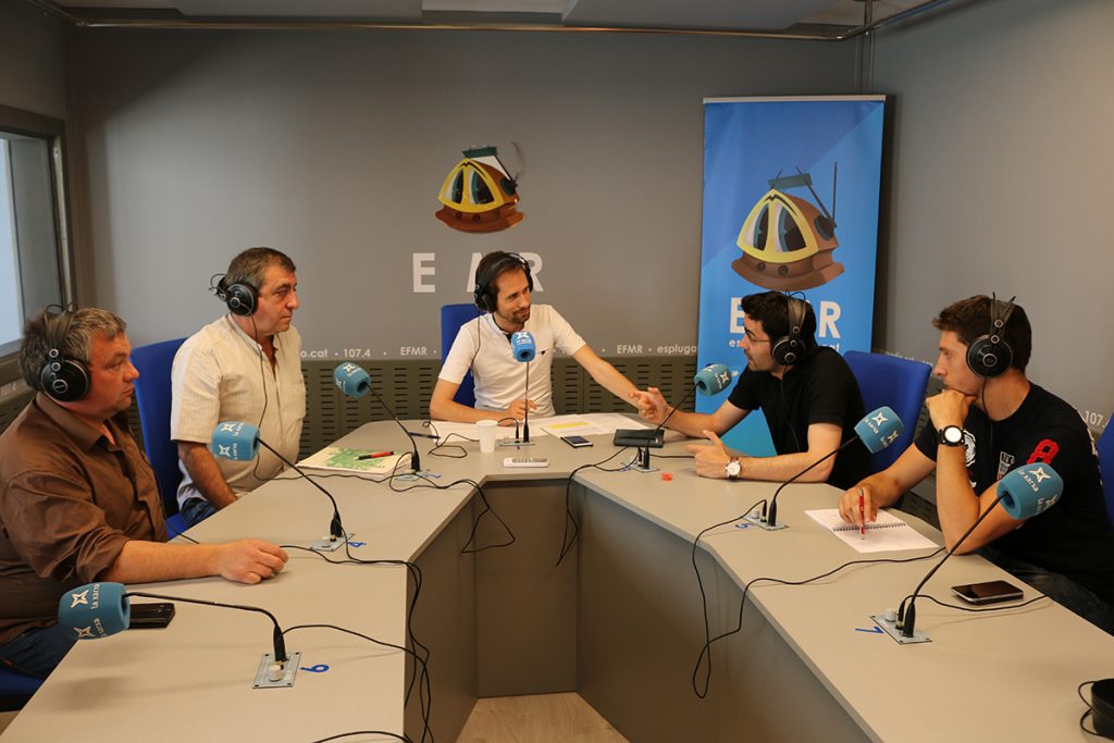 La tertúlia a La Plaça de l'Espluga FM Ràdio. (Foto: Josep Morató)