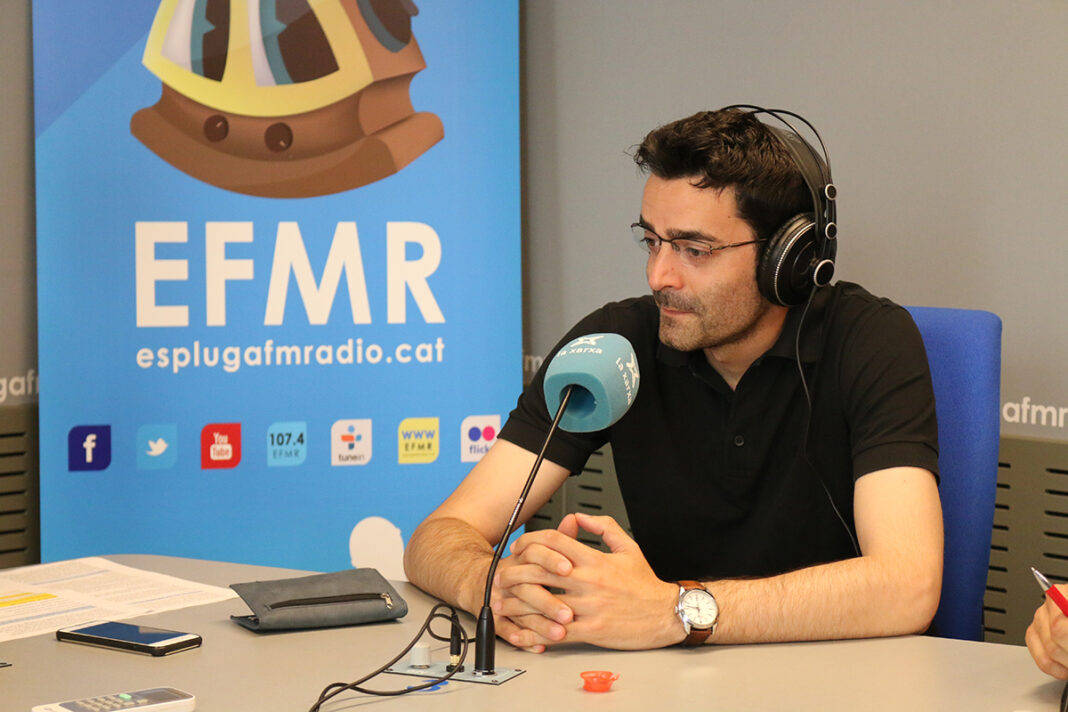 L'alcalde de Vimbodí i Poblet, Joan Güell, a l'Espluga FM Ràdio. (Foto Josep Morató)