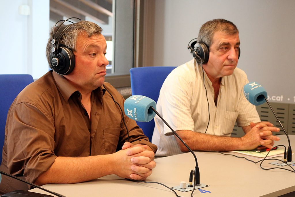 L'alcalde de Vilanova de Prades, Artur Miró i el regidor de Medi Ambient de l'Espluga, Antonio Vendrell, a l'Espluga FM Ràdio. (Foto Josep Morató)