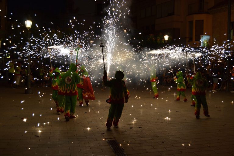 L’Espluga acomiada l’estiu amb foc i bestiari