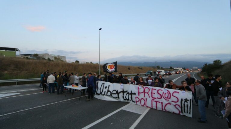 Desenes de persones tallen la N-240 al seu pas per Montblanc contra l’empresonament dels consellers