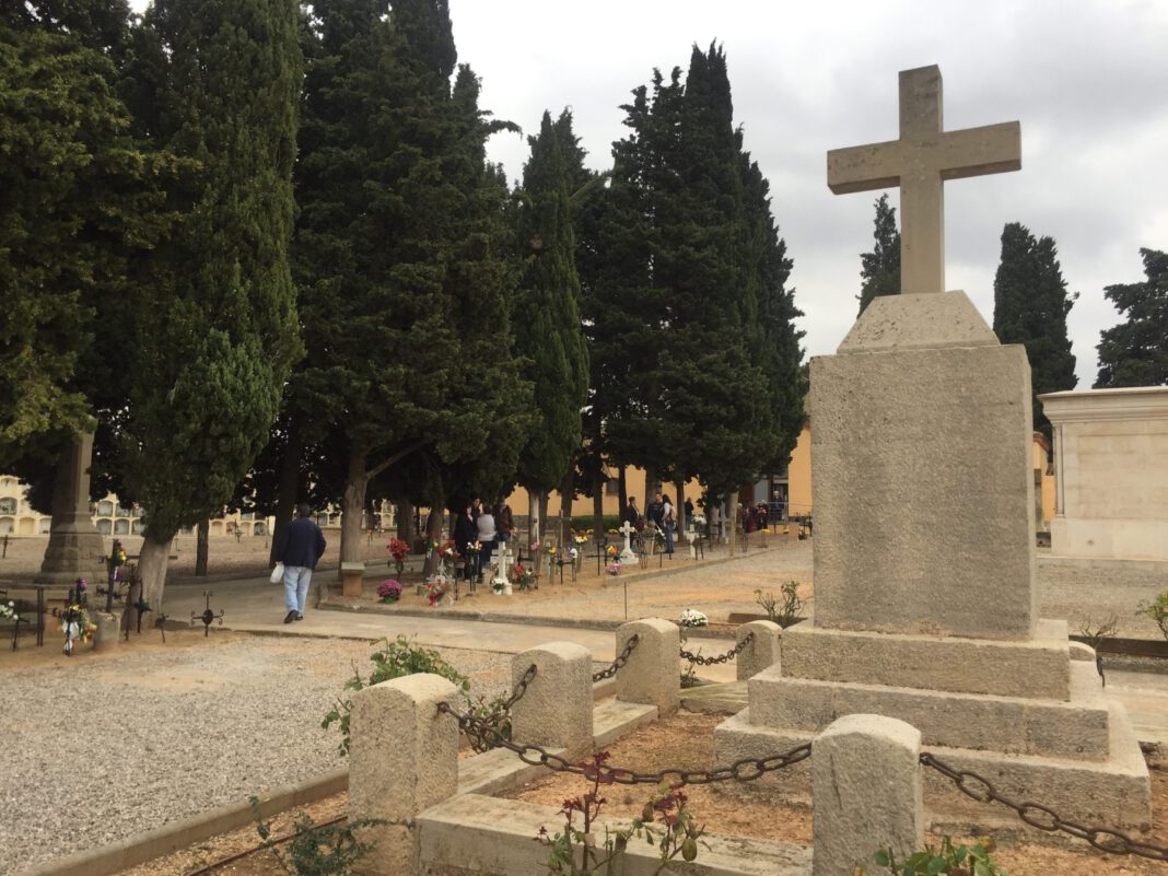 El cementiri de l'Espluga, durant la Diada de Tots Sants. (Foto: Xavier Lozano)