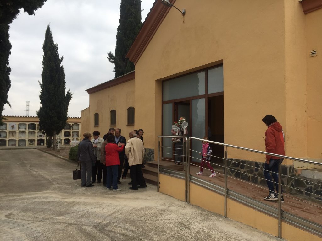 Les millores al vestíbul i accés del Cementiri de l'Espluga. (Foto: Xavier Lozano)