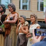 Els Gegants Neolítics de l’Espluga, captats pesl turistes a la plaça de la Catedral de Barcelona. (Foto: Cedida)