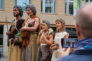 Els Gegants Neolítics de l'Espluga, captats pesl turistes a la plaça de la Catedral de Barcelona. (Foto: Cedida)