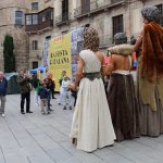Els Gegants Neolítics de l’Espluga, captats pesl turistes a la plaça de la Catedral de Barcelona. (Foto: Cedida)