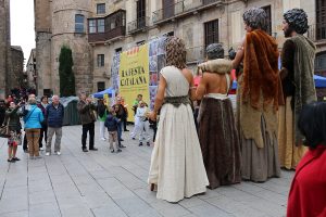 Els Gegants Neolítics de l'Espluga, captats pesl turistes a la plaça de la Catedral de Barcelona. (Foto: Cedida)