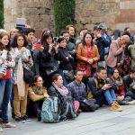 Desenes de turistes captant la Dansa dels Gegants Neolítics a la plaça de la Catedral de Barcelona. (Foto: Cedida)