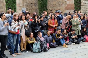 Desenes de turistes captant la Dansa dels Gegants Neolítics a la plaça de la Catedral de Barcelona. (Foto: Cedida)