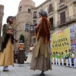 Els Gegants Neolítics i els Grallers de l’Espluga actuant a la plaça de la Catedral de Barcelona. (Foto: Cedida)