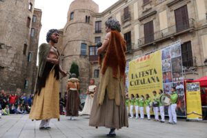 Els Gegants Neolítics i els Grallers de l'Espluga actuant a la plaça de la Catedral de Barcelona. (Foto: Cedida)