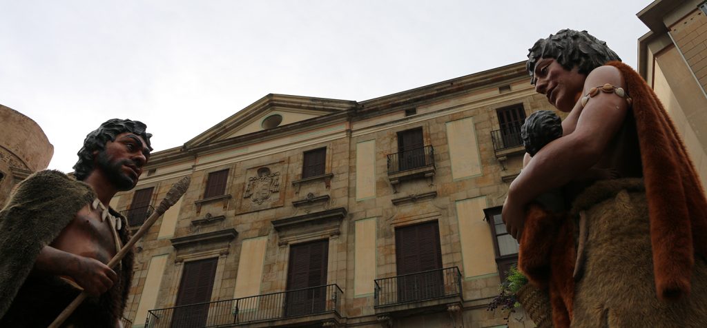 Els Gegants Neolítics actuant a la plaça de la Catedral de Barcelona. (Foto: Cedida)