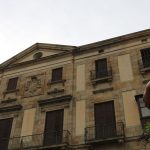 Els Gegants Neolítics i els Grallers de l’Espluga actuant a la plaça de la Catedral de Barcelona. (Foto: Cedida)