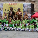 Els Gegants Neolítics i els Grallers de l’Espluga a la plaça de la Catedral de Barcelona. (Foto: Cedida)
