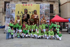 Els Gegants Neolítics i els Grallers de l'Espluga a la plaça de la Catedral de Barcelona. (Foto: Cedida)