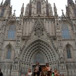 Els Gegants Neolítics i els Grallers de l’Espluga a la plaça de la Catedral de Barcelona. (Foto: Cedida)