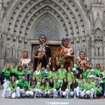 Els Gegants Neolítics i els Grallers de l’Espluga a la plaça de la Catedral de Barcelona. (Foto: Cedida)