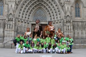 Els Gegants Neolítics i els Grallers de l'Espluga a la plaça de la Catedral de Barcelona. (Foto: Cedida)