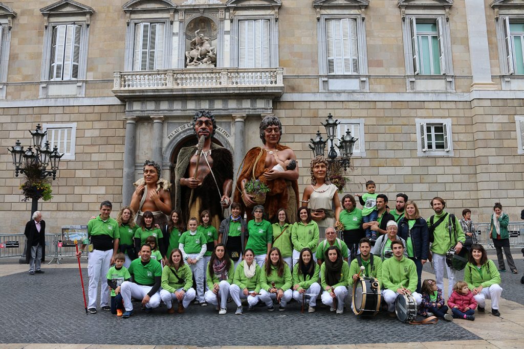 Els Gegants Neolítics i els Grallers de l'Espluga a la plaça de Sant Jaume de Barcelona. (Foto: Cedida)